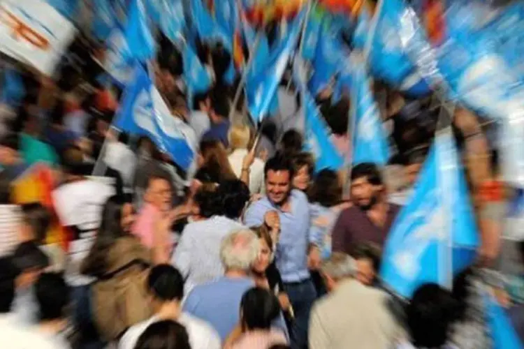 Reunidos em Madri, simpatizantes do Partido Popular comemoram o resultado da eleição (Dani Pozo/AFP)