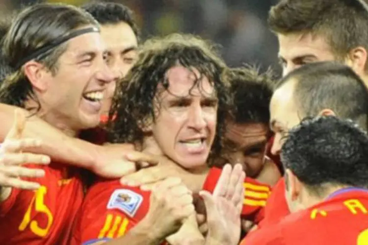 Jogadores comemoram gol que classificou seleção espanhola para a final da Copa do Mundo de 2010  (Pierre-Philippe Marcou/AFP)