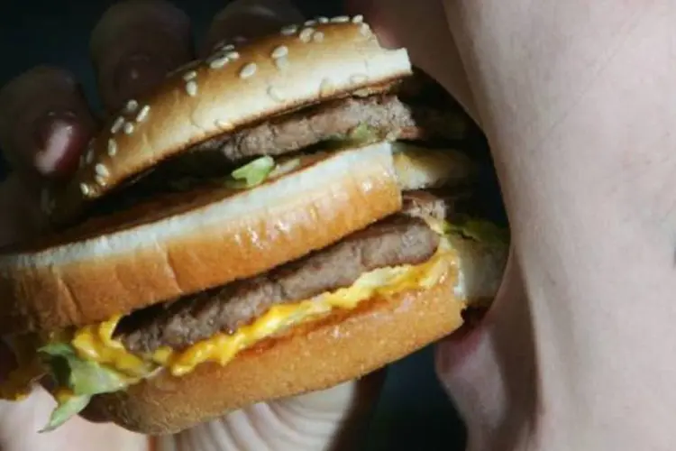 Pessoa comendo um hamburguer: todos os adolescentes serão encaminhados para acompanhamento médico (Cate Gillon/Getty Images)