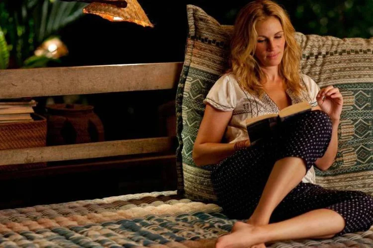 Julia Roberts em cena do filme Comer, Rezar e Amar: para pensar sobre a vida, personagem partiu para uma jornada sabática em três países (Divulgação/Facebook/Comer, Rezar, Amar/Divulgação)