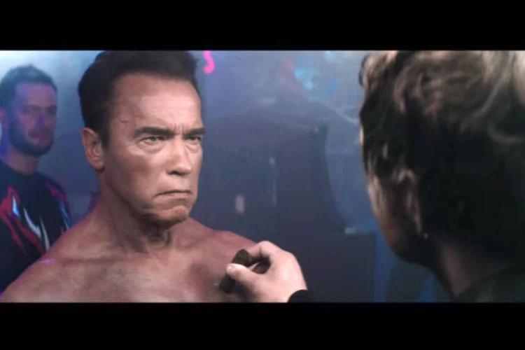 Comercial com Arnold Schwarzenegger: cena de filme recriada (Reprodução)
