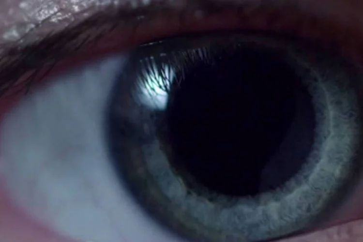 Olho em comercial da Canon: entre pupilas dilatando e pessoas de diferentes etnias, reflexos de imagens são exibidos na retina de cada um dos personagens do anúncio (Reprodução/YouTube)