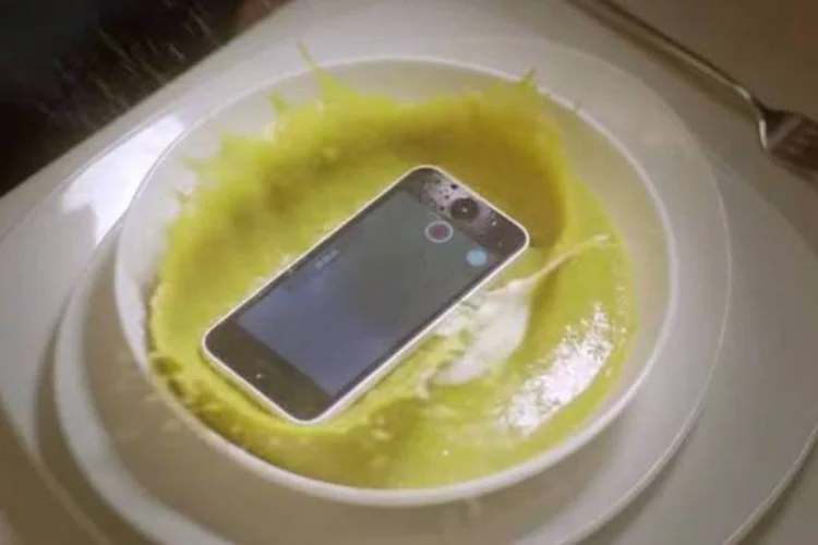 
	Dificilmente podemos imaginar que o celular vai sair voando com o vento pela janela do carro, ou cair no prato de comida
 (Reprodução/AdNews)