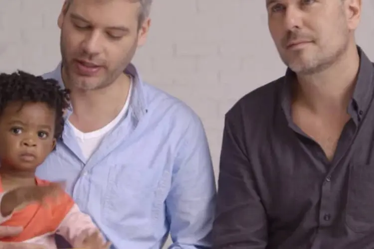 Vídeo da Cheerios: o casal André e Jonathan relatam como adotaram a pequena Raphaëlle (Reprodução/YouTube/General Mills)