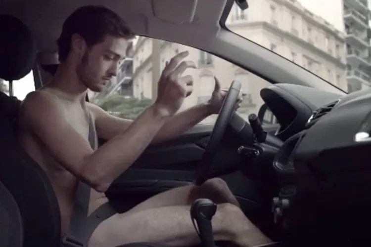Comercial do Chevrolet Onix: no vídeo, jovem dirige seu Onix até perceber que o sistema multimídia MyLink do carro não está conectado ao celular (Reprodução/YouTube)