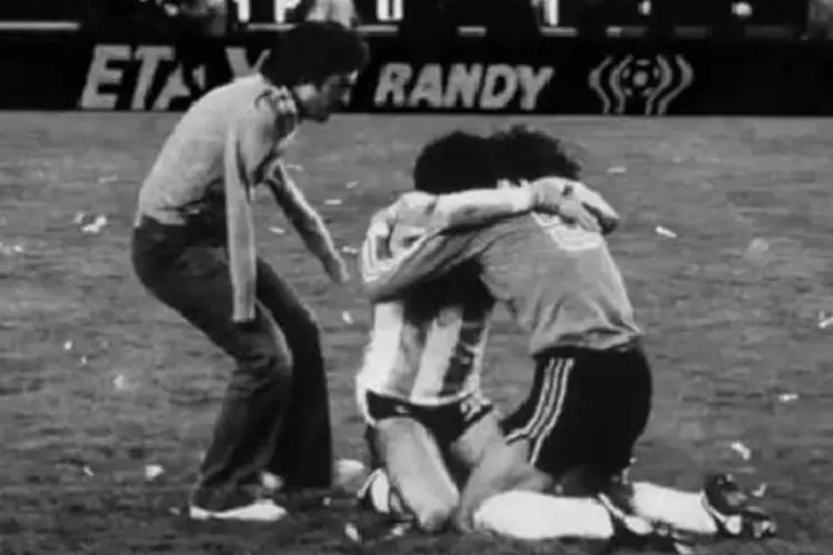 Coca-Cola remonta abraço da alma na Copa de 78: campanha reconta jornada de Victor Dell'Aquila, inveterado torcedor apaixonado por futebol, que perdeu braços num acidente (Reprodução/YouTube/David The Agency)