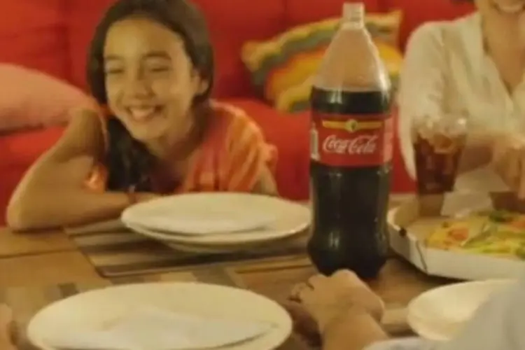 Comercial da Coca-Cola: marca acaba de lançar a promoção "Perfeito é do seu jeito" (Reprodução/YouTube/Growdasky Dias)