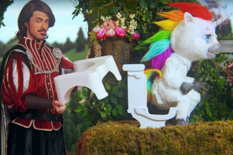 
	Comercial da marca Squatty Potty: uma das not&iacute;cias da semana em Marketing
 (Reprodução)