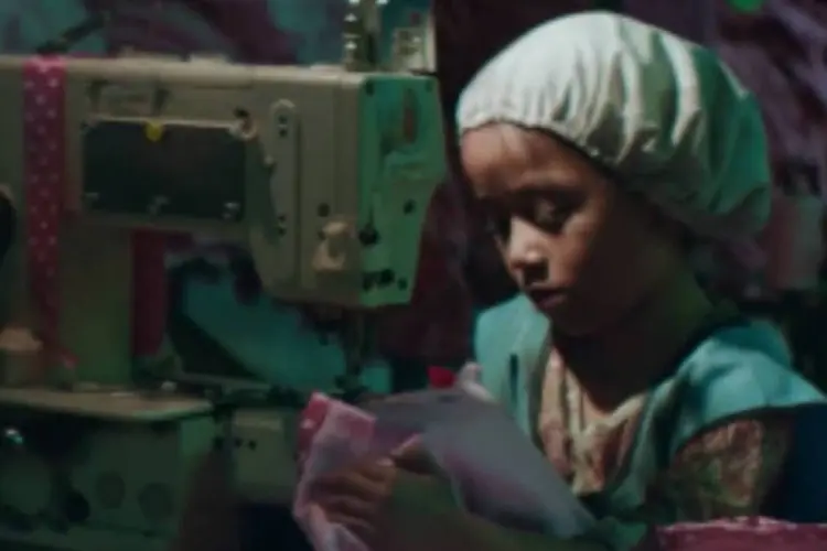 Campanha da World Vision: cada um dos filmes começa com belas cenas, mas termina com a dura realidade de vida de um escravo infantil (Reprodução/YouTube/World Vision Canada)