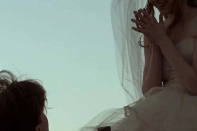 Comercial da Firestone: história gira em torno de dois casais. Um formado por dois jovens que estão fugindo para casar e o segundo por um homem e uma mulher maduros (Reprodução/YouTube/Firestone)