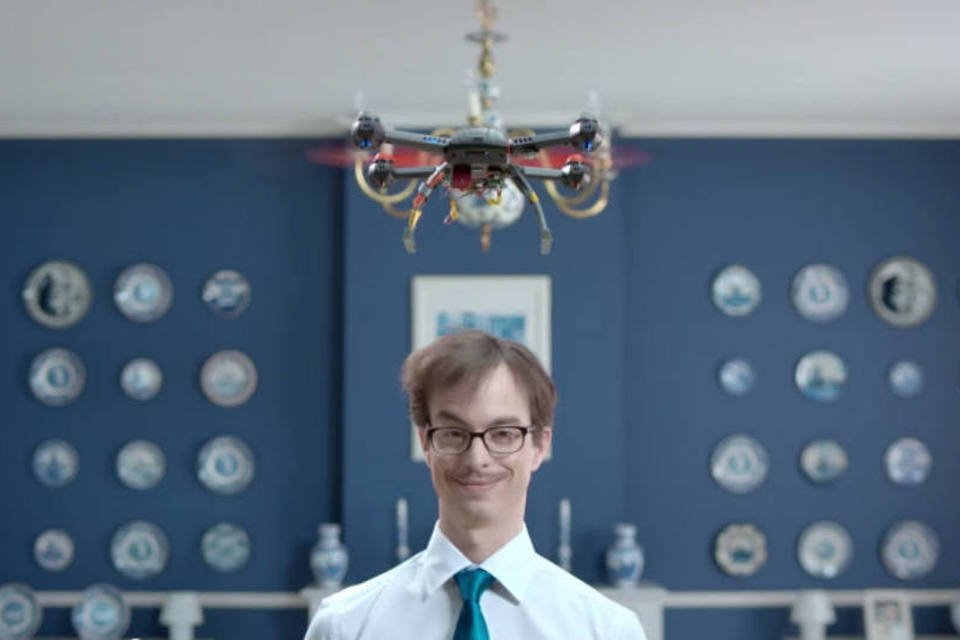 Head & Shoulders mostra formas idiotas de combater caspa