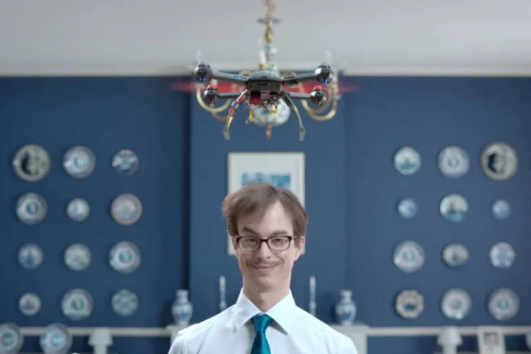Filme da Head & Shoulders: nerds e cientistas tentam descobrir melhor forma de tratar problemas capilares (Reprodução/YouTube/Head & Shoulders)