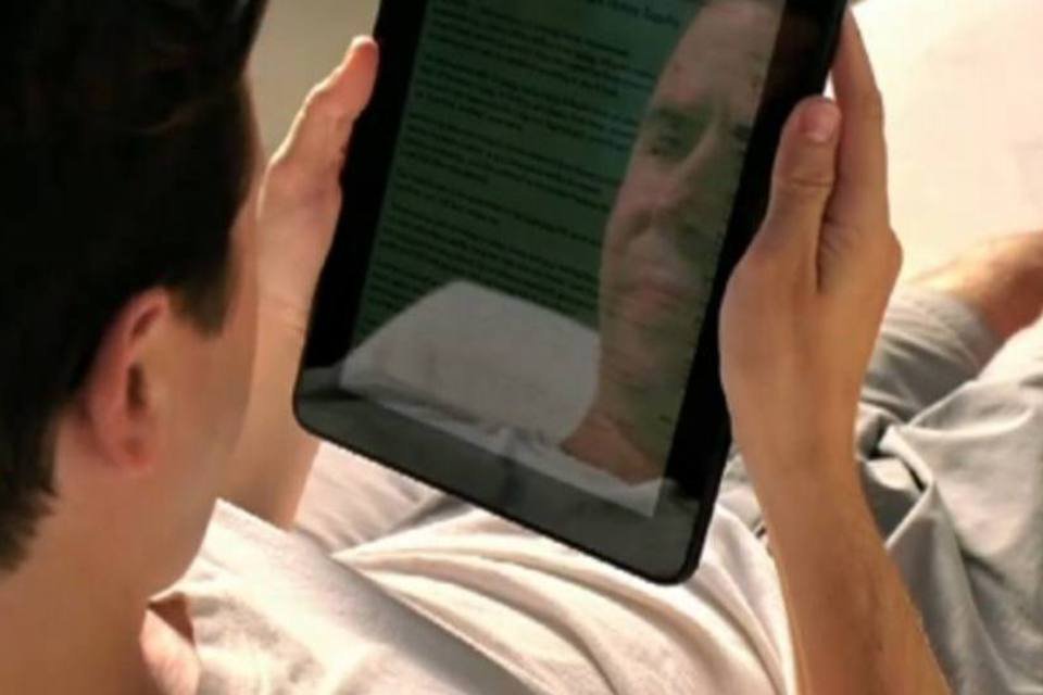 Tablet que claramente remete ao iPad é usado no comercial