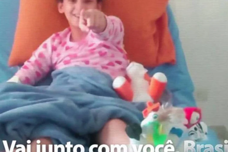 Comercial do Itaú com vídeos da internet: filme conta com a participação dos cantores Luan Santana, Thiaguinho, Claudia Leitte e Simoninha (Reprodução/YouTube)