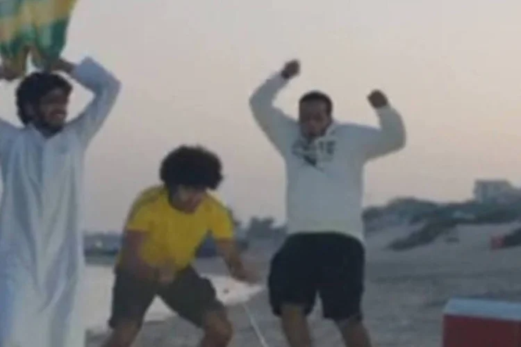 Comercial do McDonald's para a Copa do Mundo: nem mesmo o fuso horário que separa Dubai do Brasil irá impedir os "fãs dos fãs" de torcer e apreciar o futebol (Reprodução/YouTube)