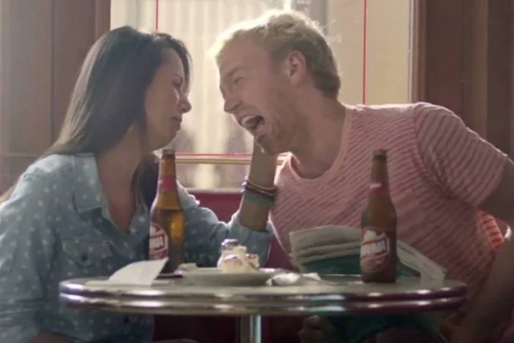 Comercial da Brahma: filme mostra importância de aproveitar as duas datas sem perder nenhum detalhe (Reprodução/YouTube/CervejaBrahmaOficial)