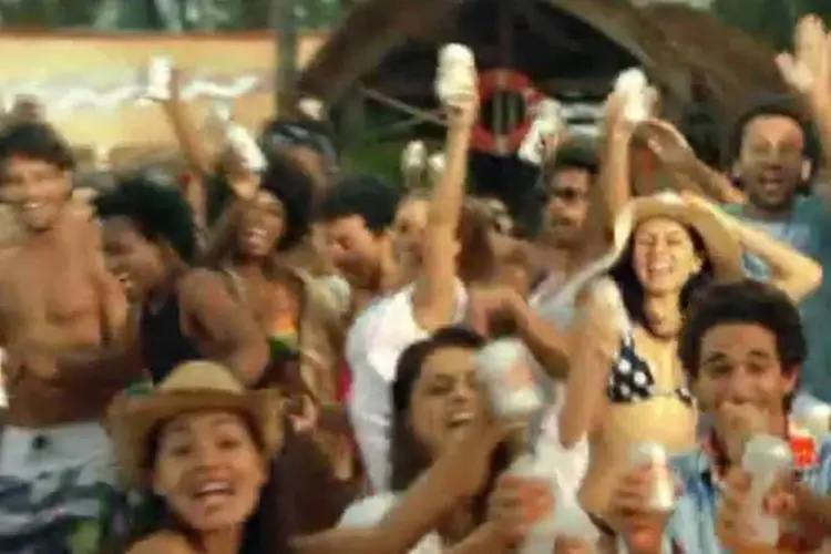 O comercial foi filmado em praias de Recife, no Rio de Janeiro e Guarujá (Reprodução)