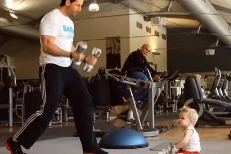 Personal trainer dá uma série de exercícios para um bebê, no comercial da Olvarit (Reprodução)