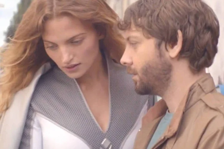 Comercial da Orange: vídeoconta a história de um homem comum que, graças aos poderes de seu celular, ganha o coração da super-heroína (Reprodução/YouTube)