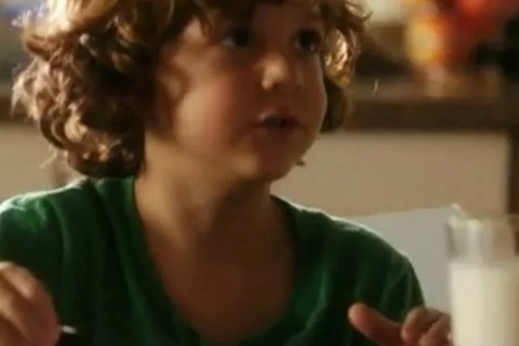 Criança come bolacha Oreo com leite em comercial: intitulado “Pai e Filho”, filme apresenta a forma mundialmente reconhecida de consumir o biscoito (Reprodução/YouTube/Oreo Cookie)