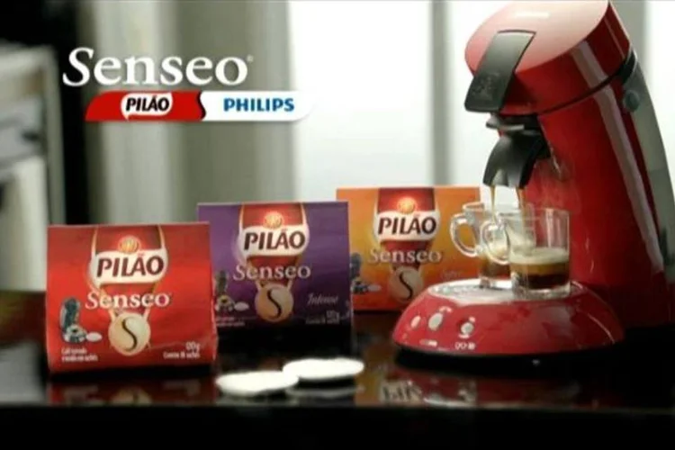 Cafeteira Senseo tem sistema mono-dose em sachês e prepara café coado, que é o método preferido por 93% dos brasileiros (Reprodução)