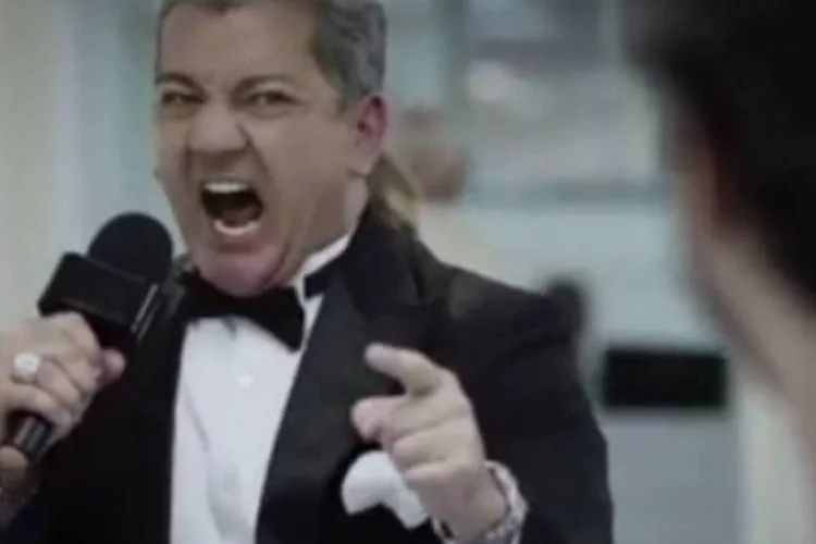 Apresentador do UFC promove Renault Duster: Bruce Buffer aparecerá em situações que tratam de momentos da vida em que pessoas precisam encarar desafios (Reprodução/YouTube/NEOGAMA BBH)