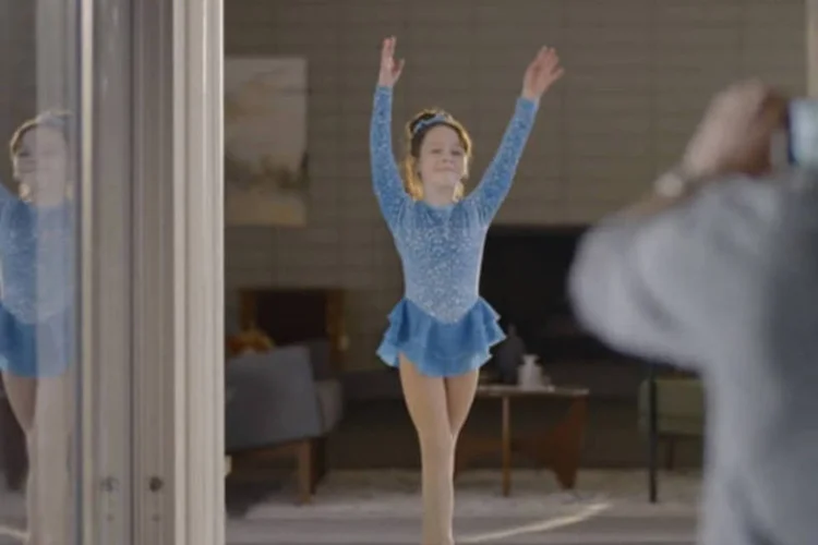 Comercial da Samsung: bobsled, patinação no gelo e curling são algumas das modalidades que colecionam fãs e alimentam a imaginação da criançada (Reprodução/YouTube/Samsung)