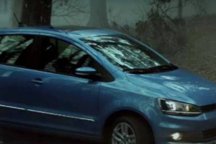 Anúncio para o Novo Fox: comercial faz trocadilho com o conceito "surpreendente" (Reprodução/YouTube/volkswagendobrasil)