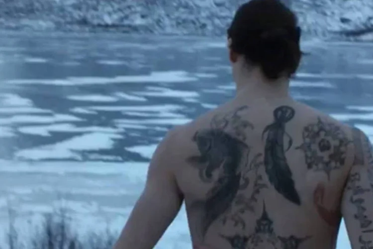 Cena de comercial da Volvo: Ibrahimovic aparece desafiando a natureza selvagem, personificando as qualidades da marca (Reprodução/YouTube/Volvo)
