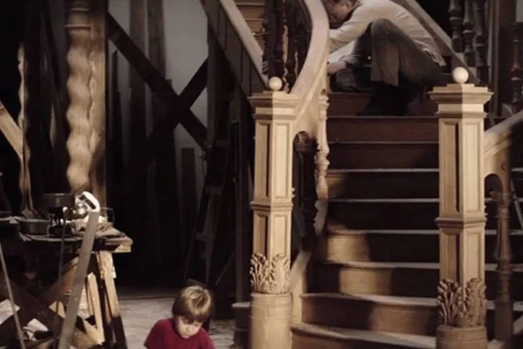 Comercial de loja alemã: filme fala de memórias, do filho que entra em casa e lembra dos momentos que passou e aprendeu com o pai (Reprodução)