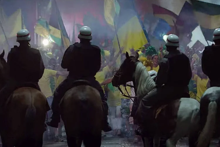 
	Comercial da Adidas para a Copa: pol&iacute;cia acompanha de perto movimento nas ruas
 (Divulgação/Adidas)