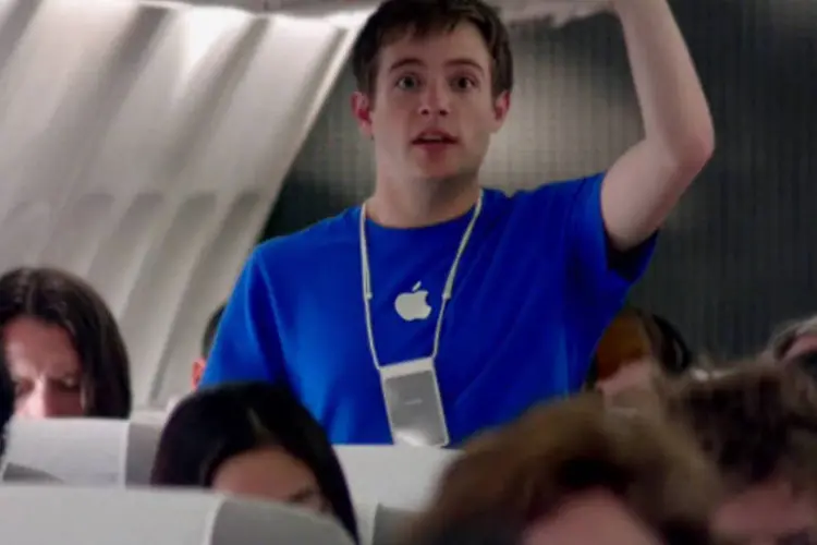 Filme "Mayday" mostra um funcionário da Apple Store sempre pronto para ajudar (Divulgação)