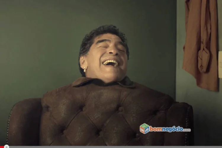 
	Maradona estrela comercial da BomNeg&oacute;cio.com: a mais nova &quot;mala&quot; na cole&ccedil;&atilde;o da marca
 (Reprodução/YouTube/BomNegocio)
