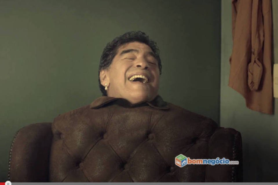 Maradona vira poltrona espaçosa em anúncio do BomNegocio.com