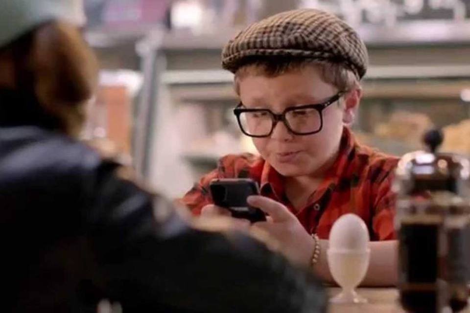 Amazon mostra seu novo celular, o Fire Phone, em comercial