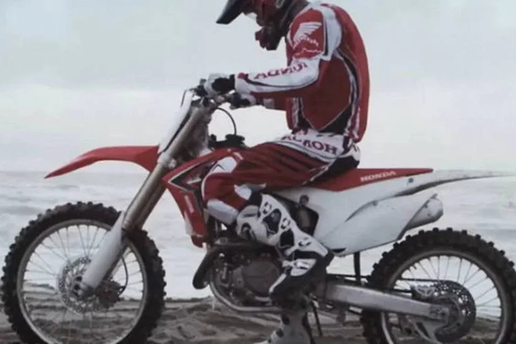 “The Centaur” é uma homenagem à lá Nike aos motociclistas que participam de um dos maiores torneios de moto endurance do mundo, o Enduropale at Le Touquet (Reprodução)