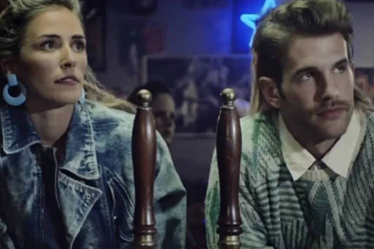 Comercial da Match.com: os filmes se passam nos anos 1970 e 1980, dando novas versões para alguns fatos históricos (Reprodução/YouTube/DamnGoodAgency)