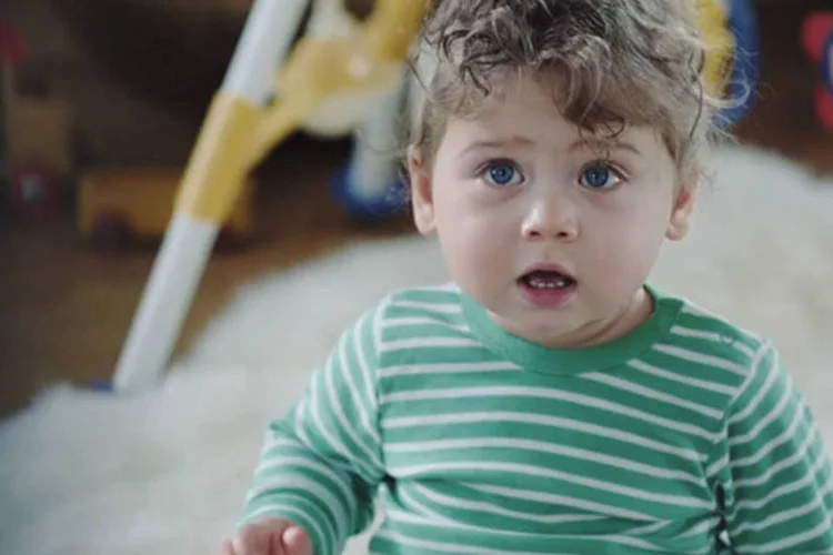 Comercial de TV paga: a RIKS TV parece ter encontrado a hora ideal, sem que nenhuma justificativa possa ser inventada, para oferecer seus serviços (Reprodução/YouTube)