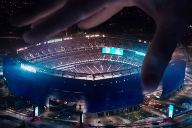 Comercial da Pepsi prepara para o show do intervalo do Super Bowl: mãos gigantes tratam diversos marcos de New York e New Jersey como instrumentos musicais (Reprodução/YouTube/Pepsi)