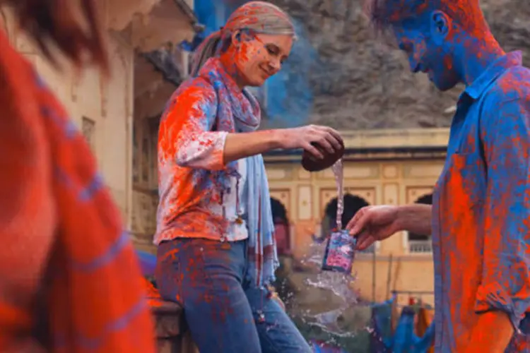 Comercial do novo smartphone Xperia Z, da Sony: explosão de cores com referências indianas (Reprodução)