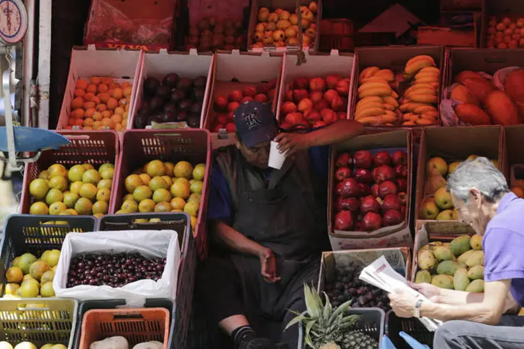 Vendedor de frutas aguarda por consumidores em uma rua na Cidade do México (Henry Romero/Reuters)