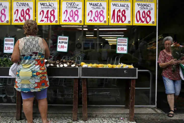 Setor de supermercados, hipermercados, alimentos e bebidas foi o único a ter alta (0,8%) no acumulado de janeiro a novembro (REUTERS/Pilar Olivares/Reuters)