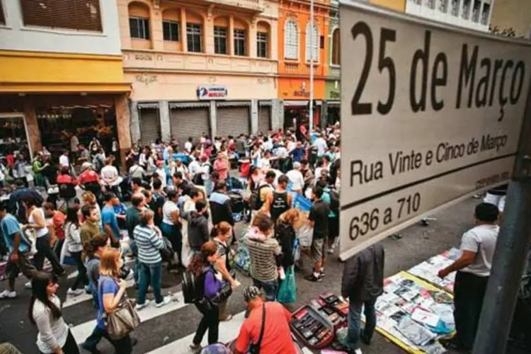
	Consumidores fazem compras em uma rua de com&eacute;rcio popular em S&atilde;o Paulo
 (Ricardo Corrêa/EXAME.com)
