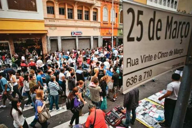 
	A Rua 25 de Mar&ccedil;o em S&atilde;o Paulo ficou lotada &agrave;s v&eacute;speras do Natal
 (Ricardo Corrêa/EXAME.com)