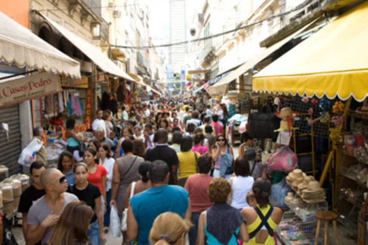 Rua comercial no Rio de Janeiro: aumento da estimativa para a inflação em 2010 reforça o movimento de alta na taxa de juros (.)