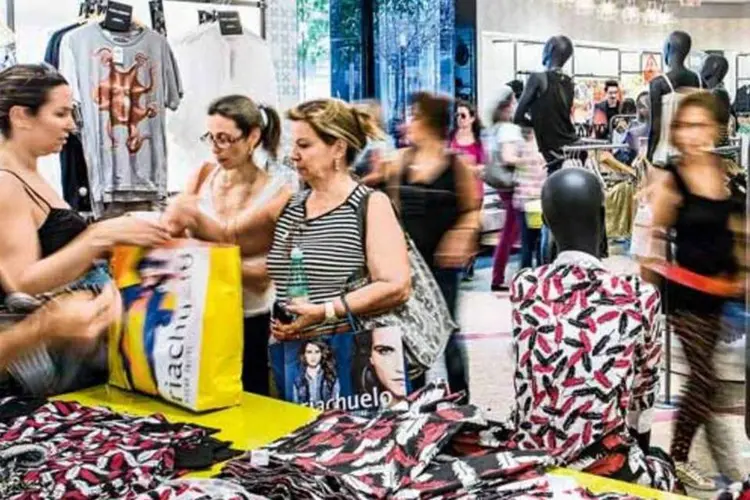 
	Consumidores fazem compras em S&atilde;o Paulo: otimismo permanece, apesar de queda
 (Lela Beltrão)
