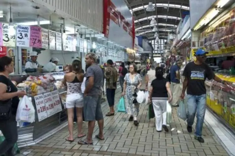 
	Consumidores em supermercado: IPC-S da terceira semana de outubro ficou em 0,49%, a mesma da semana anterior.
 (Marcelo Camargo/Agência Brasil)