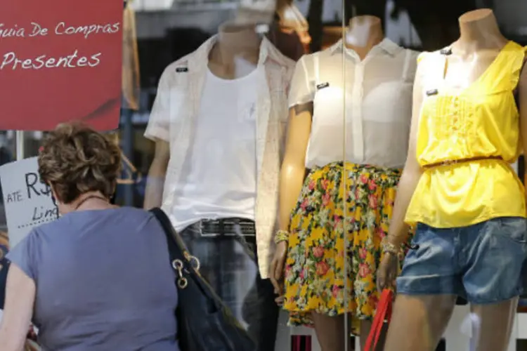 
	Consumidora caminha diante de loja de roupas no com&eacute;rcio do Rio de Janeiro
 (REUTERS/Sergio Moraes)