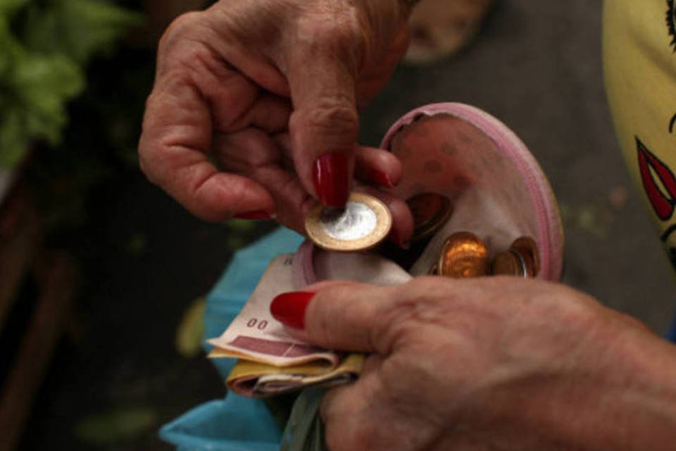 Fabricação de moeda cai e troco some do mercado