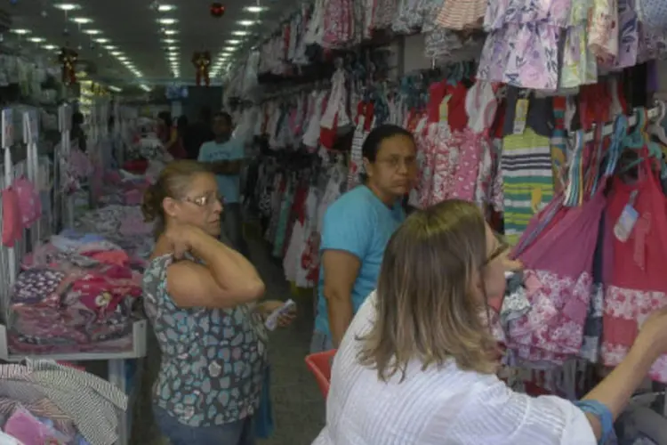 
	Consumidoras escolhem roupas infantis em loja do com&eacute;rcio popular do Rio de Janeiro: em 2011, foram gerados 2,2 milh&otilde;es de v&iacute;nculos, sendo 499,5 mil no com&eacute;rcio (22,9%)
 (Tânia Rêgo/ABr)